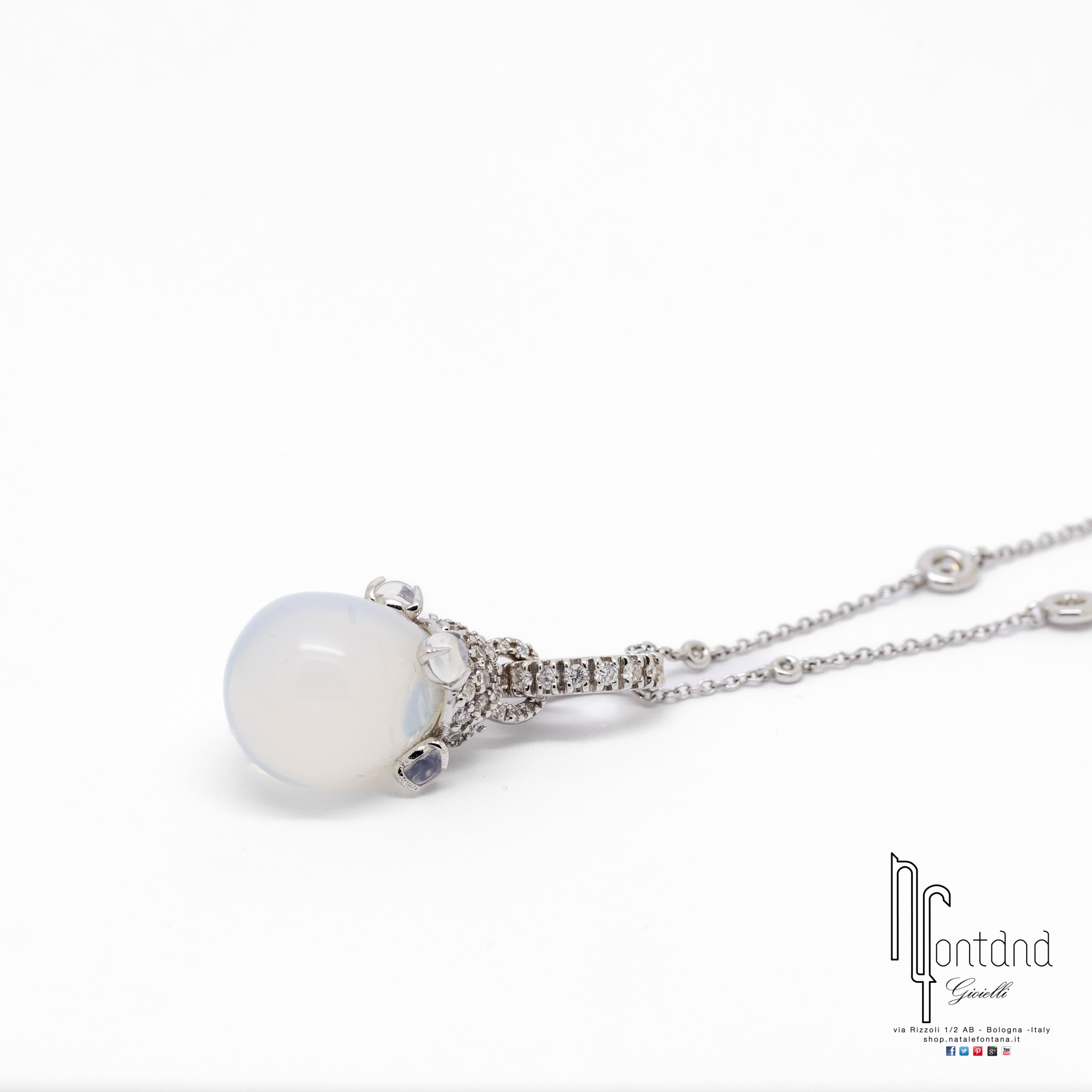 CIONDOLO JOYFUL IN ORO BIANCO 18KT, DIAMANTI E POIRE IN CRISTALLO MILKY