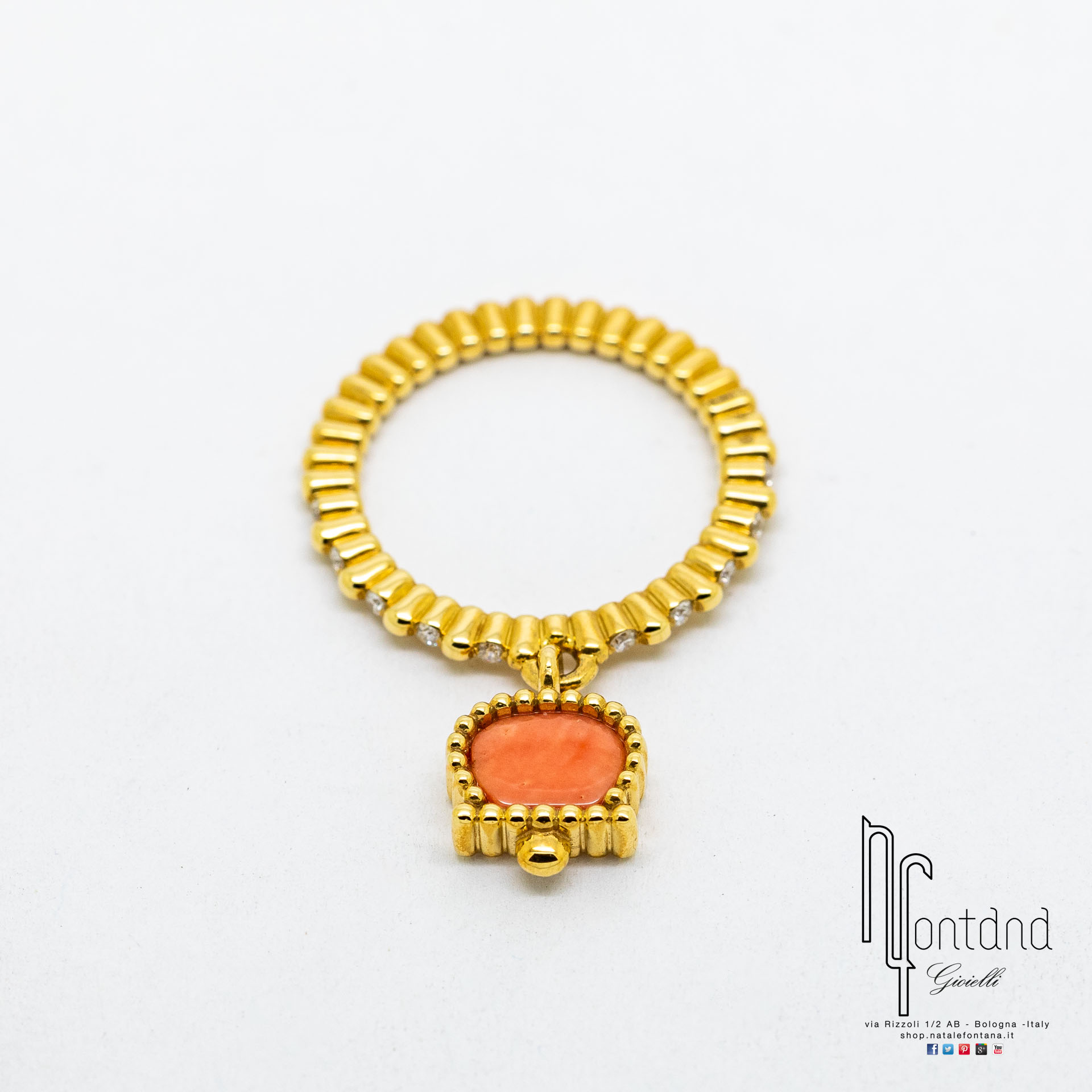 ANELLO ANIMA '70 IN ORO GIALLO, DIAMANTI E CORALLO SALMONE