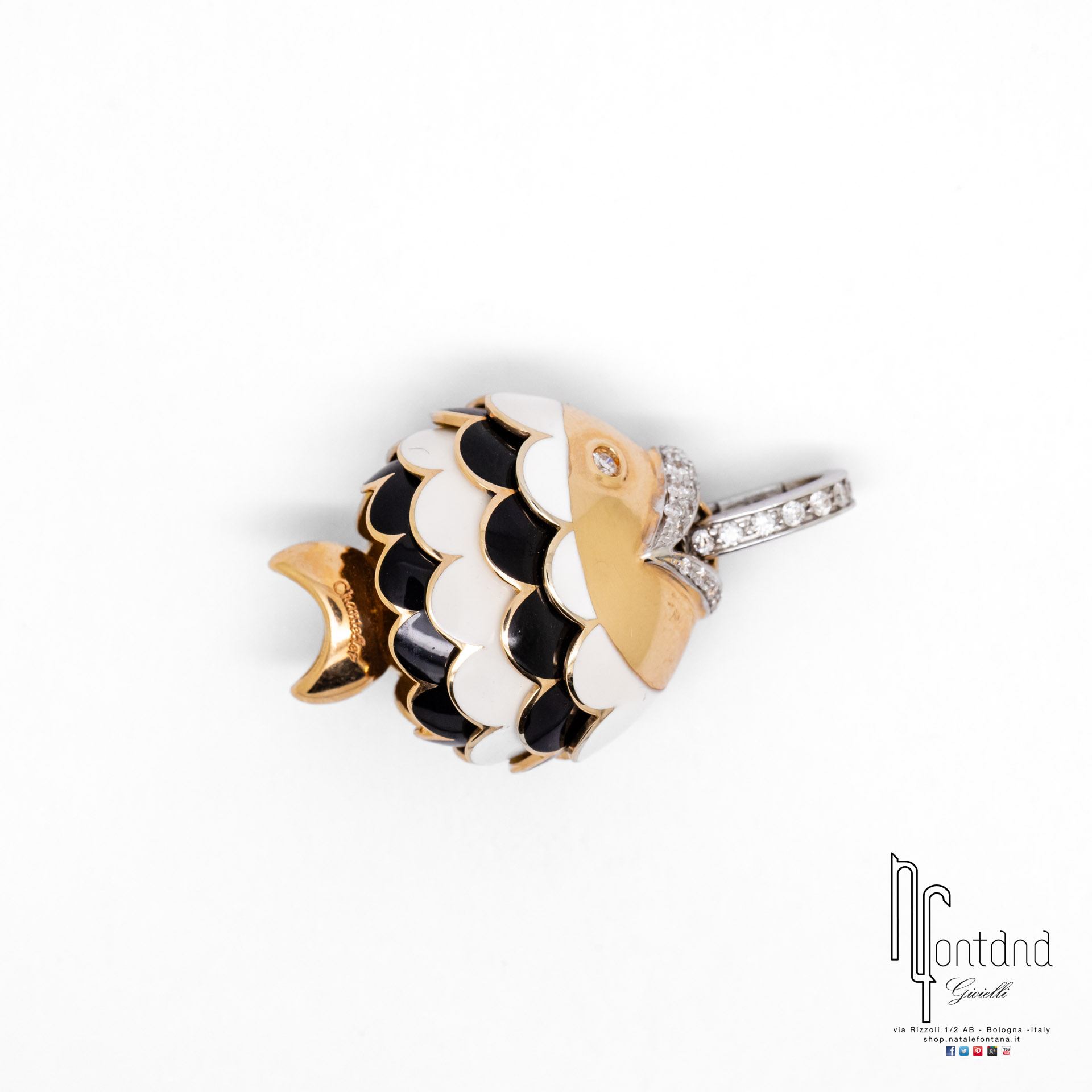 CIONDOLO PAILLETTES IN ORO ROSA 18KT, DIAMANTI, SMALTO BIANCO E NERO