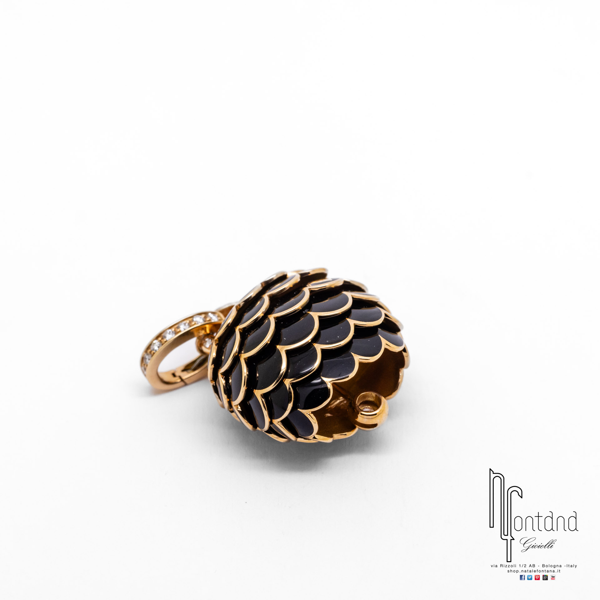 CIONDOLO PAILLETTES IN ORO ROSA 18KT, DIAMANTI E SMALTO NERO