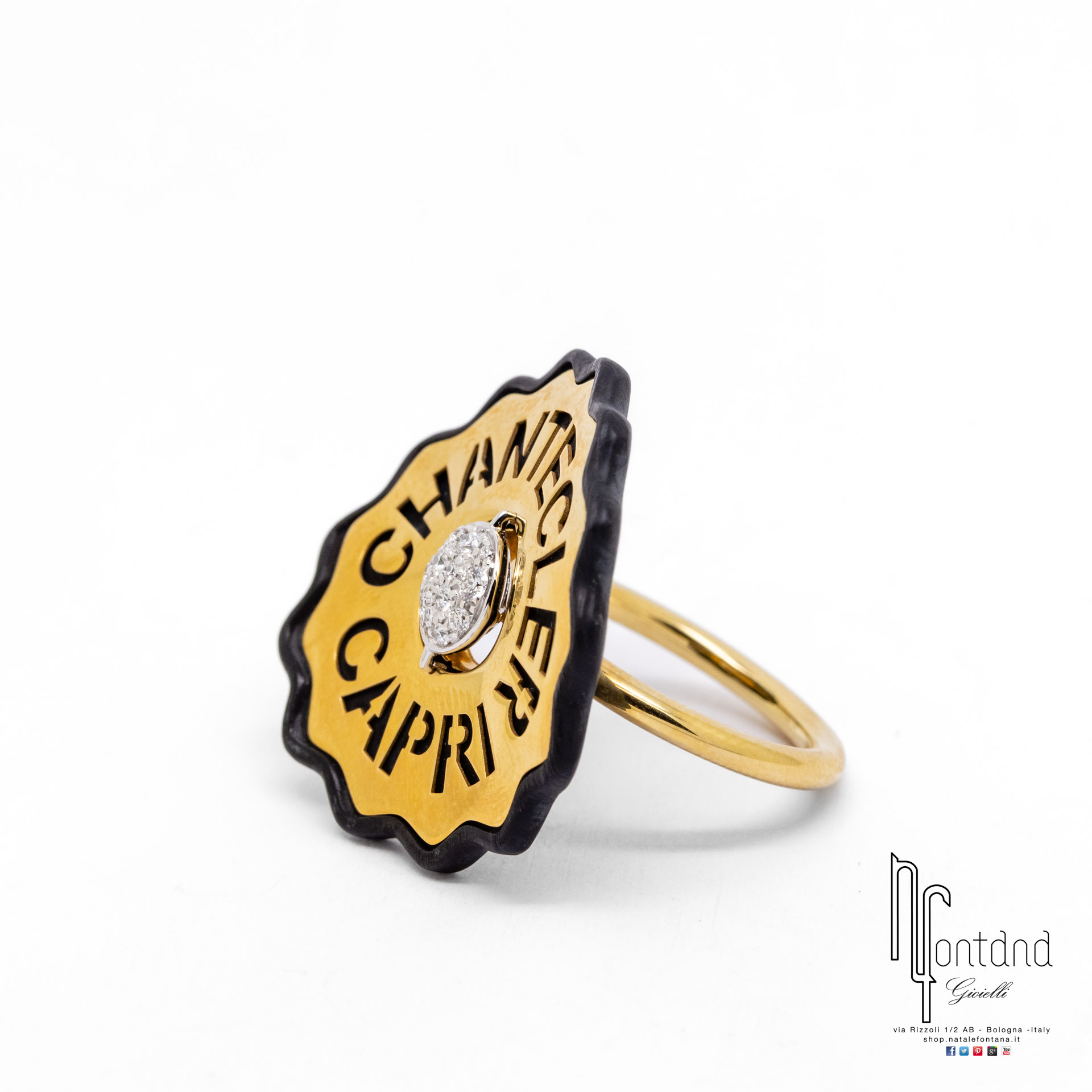 ANELLO LOGO IN ORO GIALLO 18KT, DIAMANTI E RESINA NERA OPACA