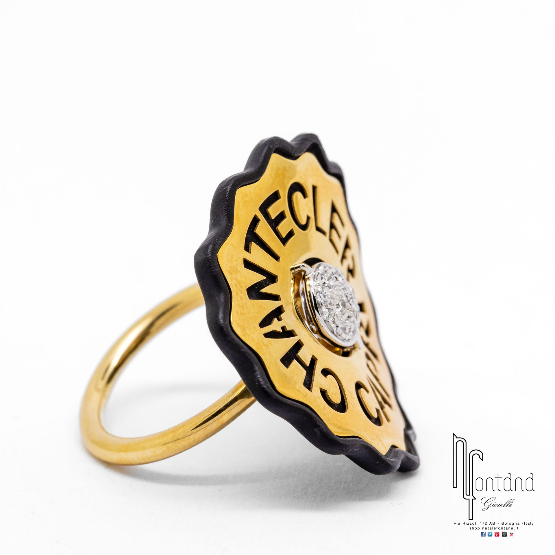 ANELLO LOGO IN ORO GIALLO 18KT, DIAMANTI E RESINA NERA OPACA