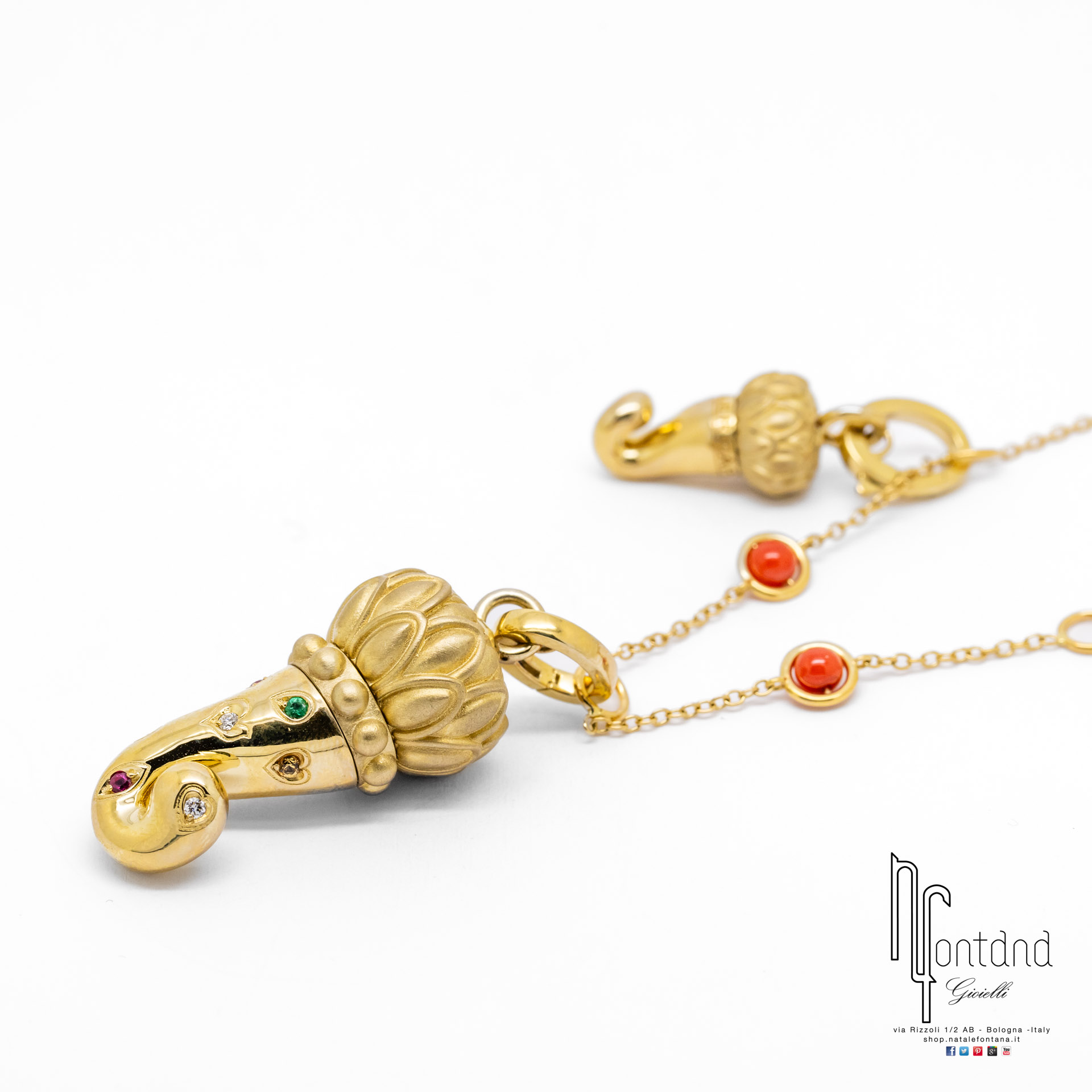 CIONDOLO CORNO IN ORO GIALLO 9KT, DIAMANTI, ZAFFIRI BLU, SMERALDI E RUBINI