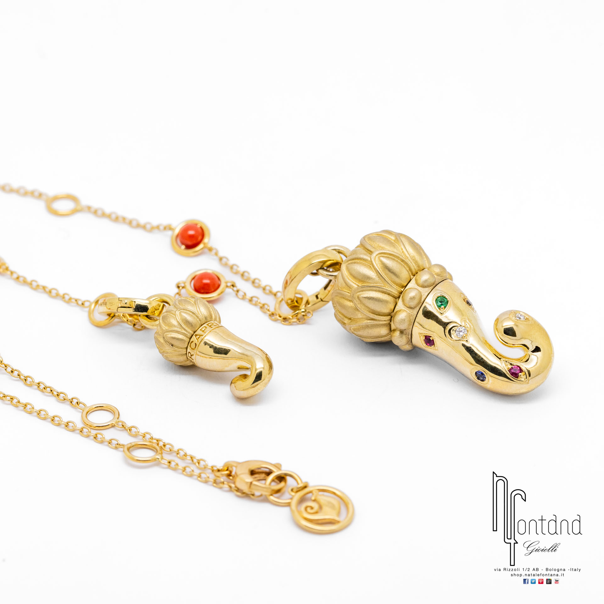 CIONDOLO CORNI IN ORO GIALLO 9KT, DIAMANTI, ZAFFIRI BLU, SMERALDI E RUBINI.