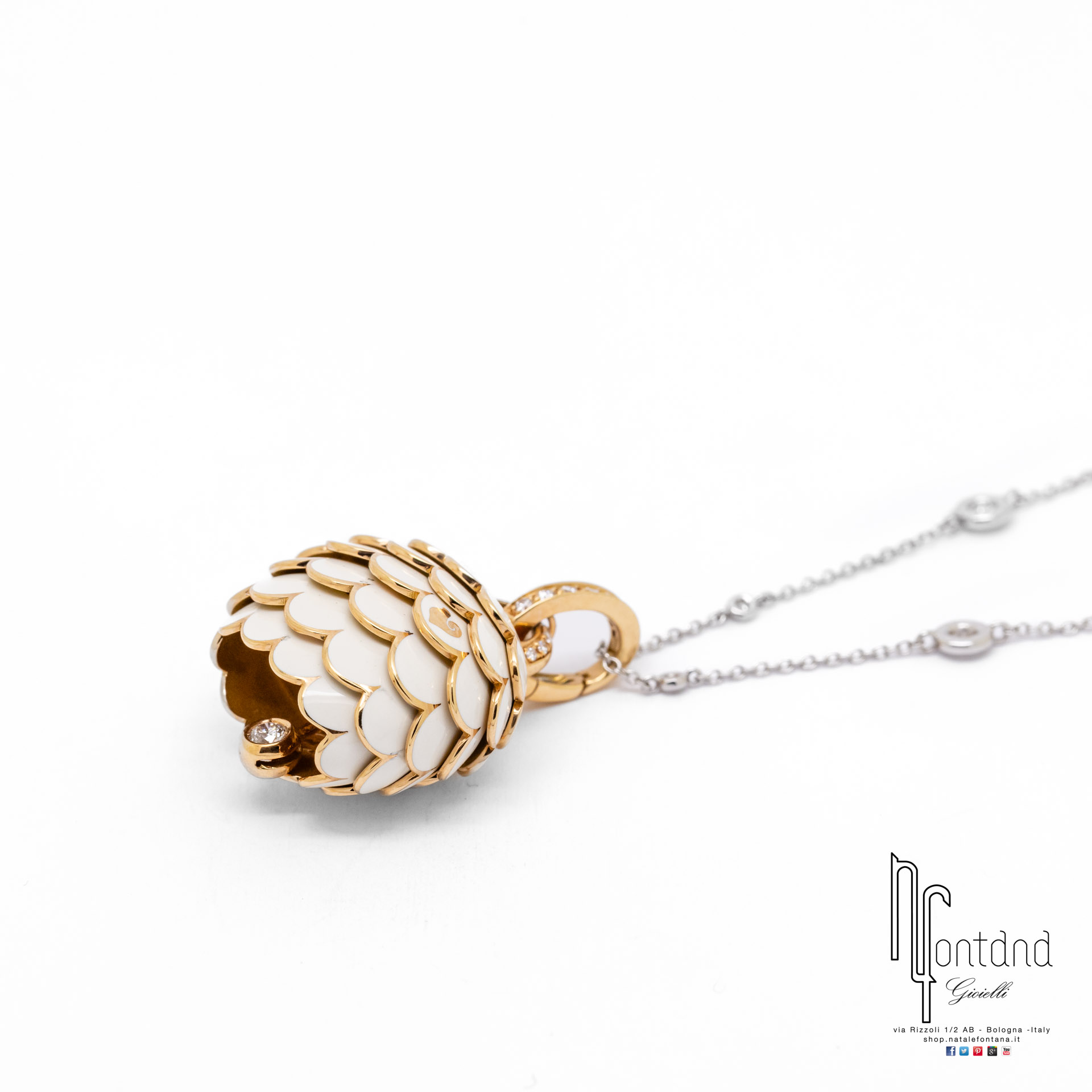 CIONDOLO PAILLETTES IN ORO ROSA 18KT, DIAMANTI E SMALTO BIANCO