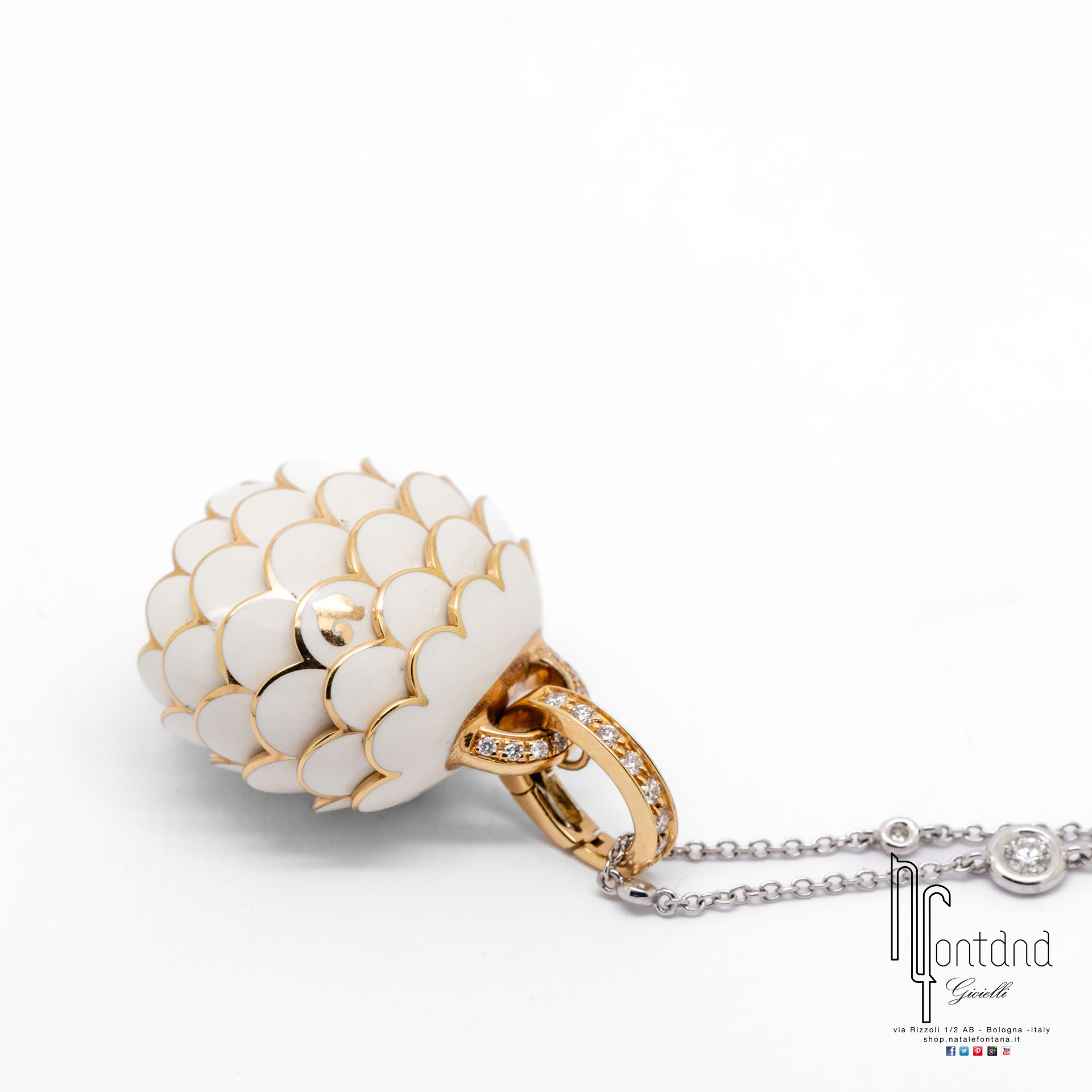 CIONDOLO PAILLETTES IN ORO ROSA 18KT, DIAMANTI E SMALTO BIANCO