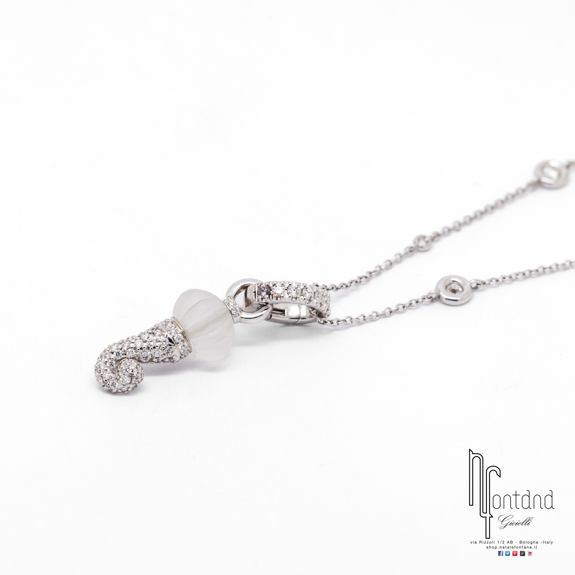 CIONDOLO CORNI IN ORO BIANCO 18KT, DIAMANTI E CRISTALLO DI ROCCA