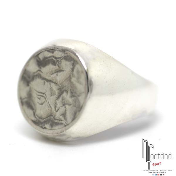 Anello da uomo in argento con superficie martellata