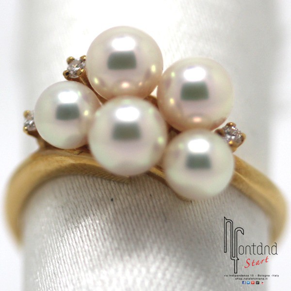 Anello in oro giallo con cinque perle bianche Broggian e tre brillantini 0,03 ct