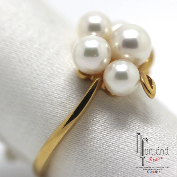 Anello in oro giallo con cinque perle bianche Broggian e petali in oro giallo