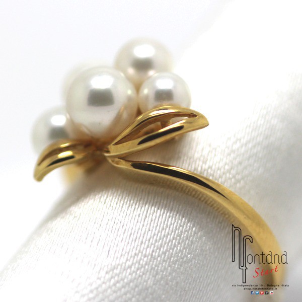 Anello in oro giallo con cinque perle bianche Broggian e petali in oro giallo