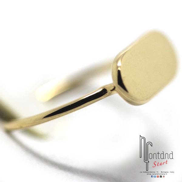 Anello in oro giallo con piastra ovale