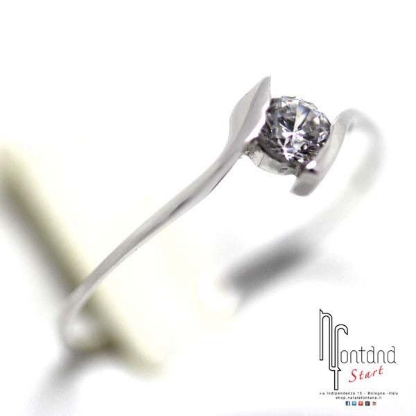 Anello solitario contrariè in oro bianco con gambo sottile e zircone bianco