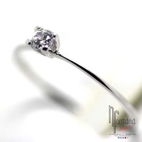 Anello solitario in oro bianco con gambo sottile e zircone bianco