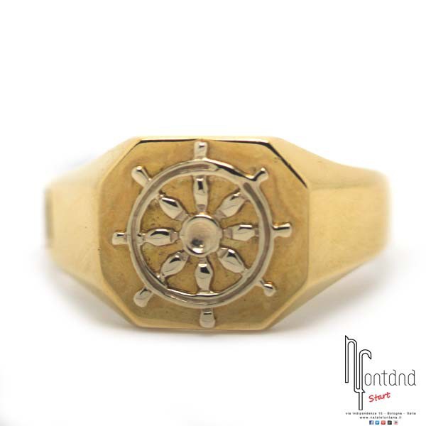 Anello Chevalier in oro giallo con timone centrale in rilievo - uomo