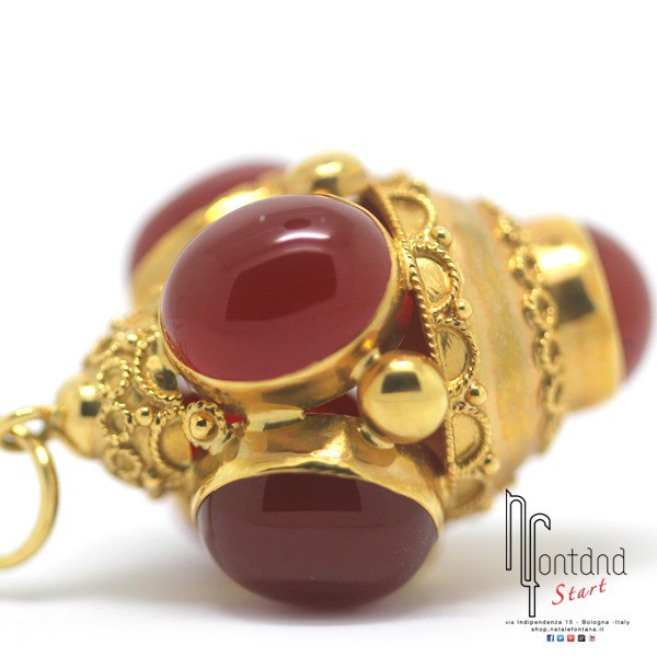 Ciondolo APA con filigrana in oro giallo e pietre di corniola 