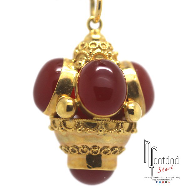 Ciondolo APA con filigrana in oro giallo e pietre di corniola 