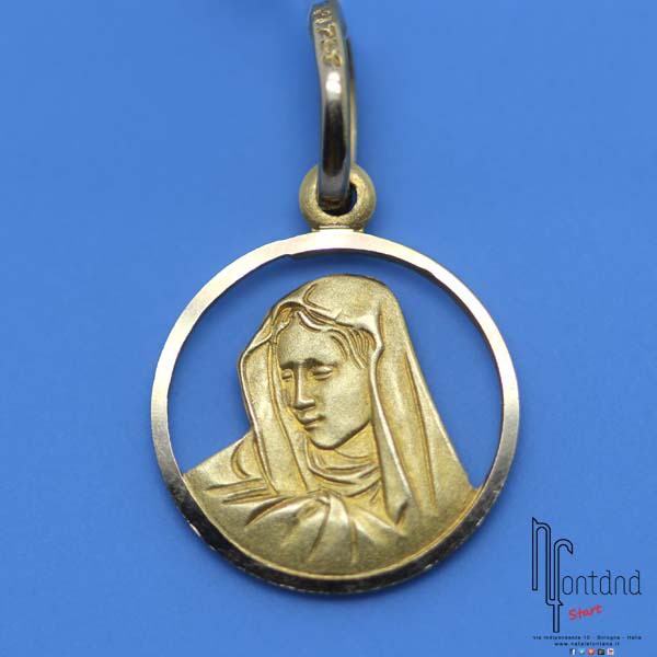 Ciondolo in oro giallo traforato con Madonna addolorata al centro