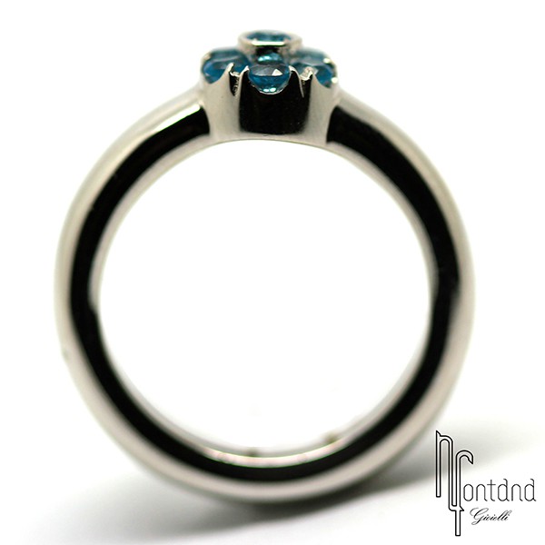 Anello con fiore di Pasquale Bruni in oro bianco 18 kt e topazi azzurri