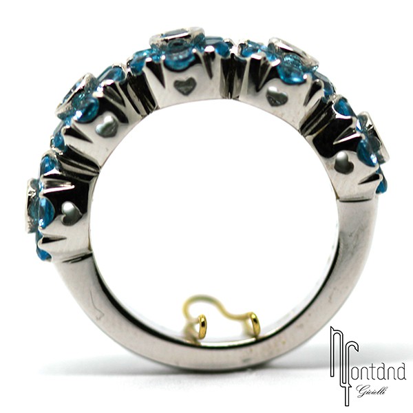 Anello con fiorellini di Pasquale Bruni in oro bianco 18 kt e topazi azzurri