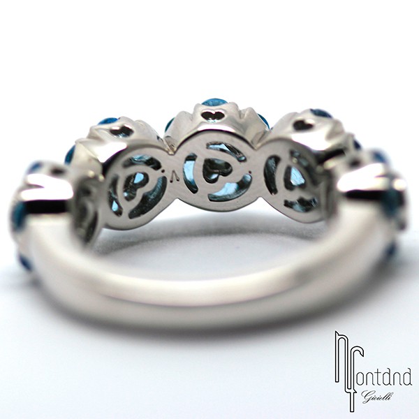 Anello con fiorellini di Pasquale Bruni in oro bianco 18 kt e topazi azzurri