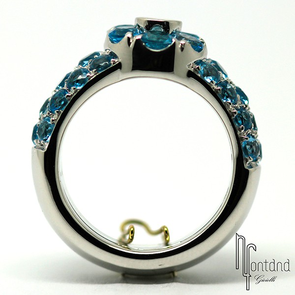 Anello di Pasquale Bruni in oro bianco 18 kt e topazi azzurri