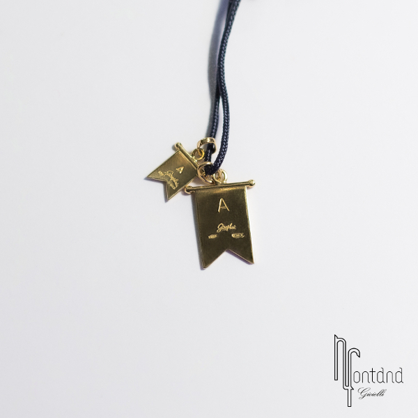 Bandierina A di Giovepluvio in oro giallo 18 kt e smalto a fuoco