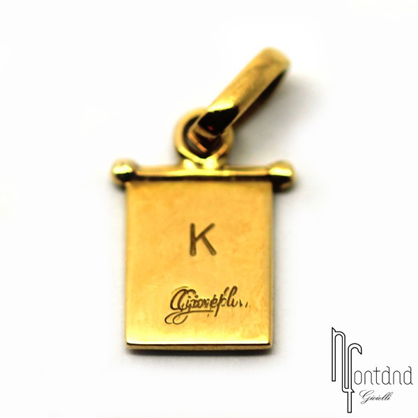 Bandierina K di Giovepluvio in oro giallo 18 kt e smalto a fuoco