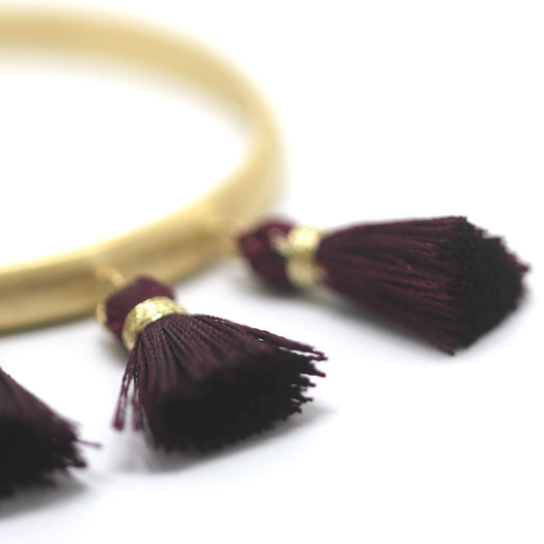 ISHWARA - Bracciale Tassel Bangle con sei nappine di colore prugna - argento placcato oro giallo 24ct