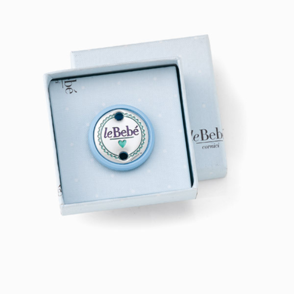 LeBebè - Spilla pinzaciuccio bimbo con piastrina in argento decorata e catena azzurra in plastica