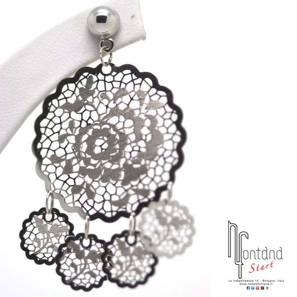 Orecchini pendenti in oro bianco con filigrana  e rosa satinata disegnata