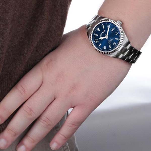 Orologio Sector in acciaio con quadrante blu, datario a ore 3, indici e numeri alternati, ghiera in acciaio zigrinato