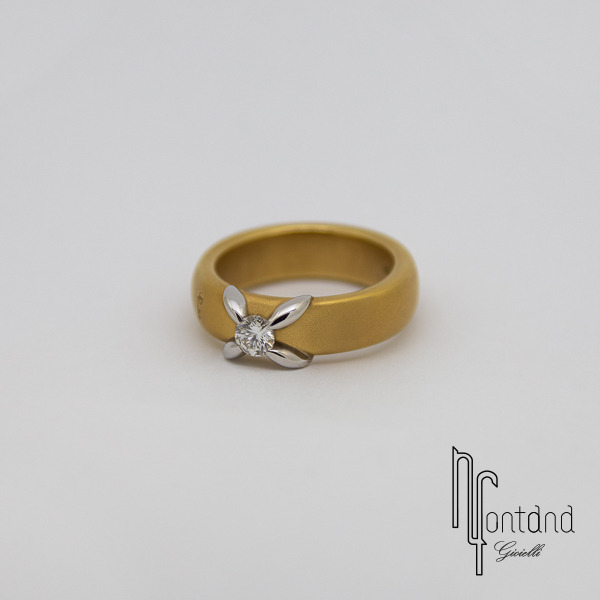 Pomellato - Anello collezione SOLITARIO oro giallo sabbiato con diamante centrale